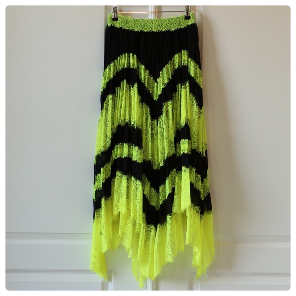 ALICE + OLIVIA Katz Lace Pleated Midi Skirt - Picture 9 of 15